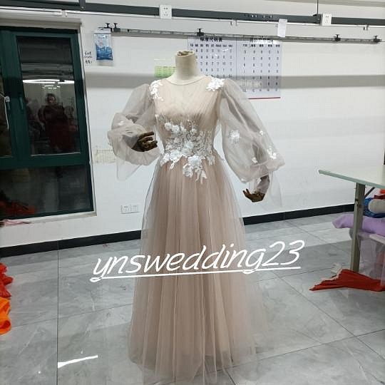 ウェディングドレスカラードレス アンズの色       前撮り シースルー袖　小花レース 花嫁