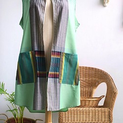 羽織るだけで「コーデが決まる」・フード付きジレ/ベスト・ライトグリーン（インドネシア布）・シンガポールから送料無料 1枚目の画像