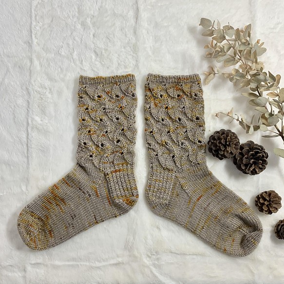 もちふわで暖かい　手染め毛糸の手編み靴下　締め付けない　透かし編み　ルームソックス 1枚目の画像