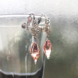 桜の露色ピンク　ガラスドロップのダイヤ型アクセサリー　イヤリング 桜 1枚目の画像