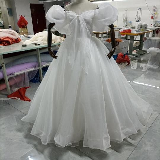 オフショル ウエディングドレス 上質オーガンジー プリンセスライン パフスリーブ 挙式 1枚目の画像