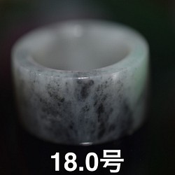 110-8 18.0号 天然 A貨  グレー 黒 グリーン翡翠 板指 広幅 リング 指輪 硬玉ジェダイト 1枚目の画像