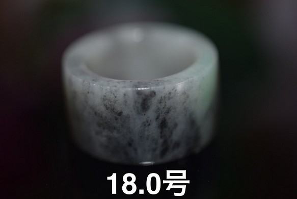 110-8 18.0号 天然 A貨  グレー 黒 グリーン翡翠 板指 広幅 リング 指輪 硬玉ジェダイト 1枚目の画像