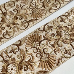 【*67cm】インド刺繍リボン　ライトベージュxブラウン　シルク　SS322 1枚目の画像