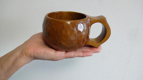 茶色い真桑の一木彫りコーヒーカップ　 1枚目の画像