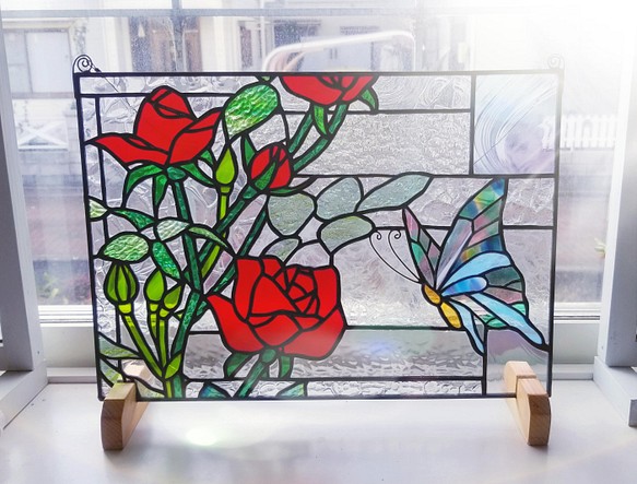 ステンドグラス　赤い薔薇と蝶のパネル