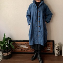 フード風襟の手織り綿バルーンコート　合いの季節に嵐山のお店で一番人気裾切り替えキュートなコート　空色（ライトブルー）絣 1枚目の画像