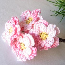 レース編み　八重桜のコサージュ 1枚目の画像