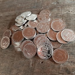 50枚セット 幸せのシックスペンス イギリス 1948年の盛り合わせです。  ジョージ王 ラッキー6ペンス  英国コイン 1枚目の画像
