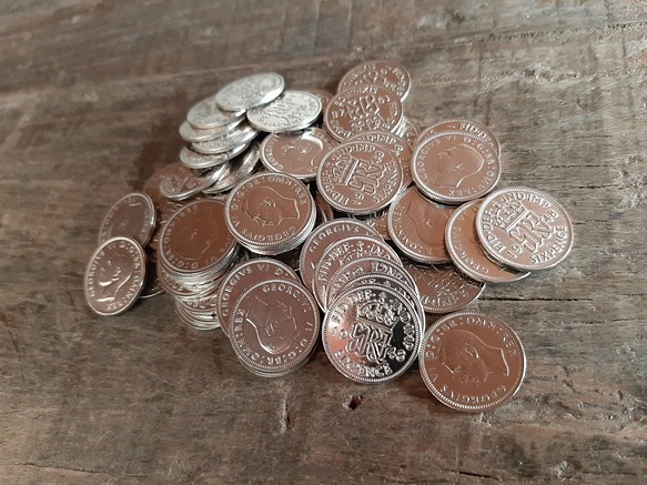 50枚セット 幸せのシックスペンス イギリス 1948年の盛り合わせです。  ジョージ王 ラッキー6ペンス  英国コイン 1枚目の画像