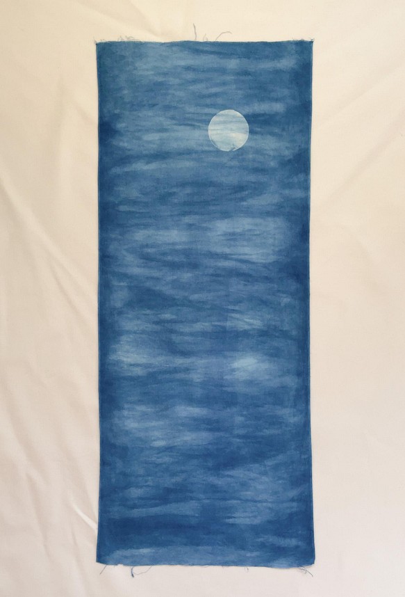 送料無料 " 水急不流月2 " 水面に映る月　絞り染め 藍染手ぬぐい 1枚目の画像