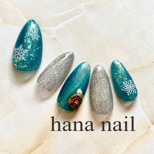 フラッシュネイル 雪の結晶ネイルチップ オーバルポイント ネイルチップ ネイルシール Hana Nail 通販 Creema クリーマ ハンドメイド 手作り クラフト作品の販売サイト