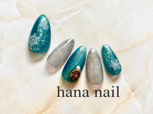 フラッシュネイル 雪の結晶ネイルチップ オーバルポイント ネイルチップ ネイルシール Hana Nail 通販 Creema クリーマ ハンドメイド 手作り クラフト作品の販売サイト