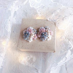 大きめ✧刺繍糸で編んだお花のもこもこブーケ♡:*ピンク　グレー　イエロー　サージカルステンレス　ニッケルフリー 1枚目の画像