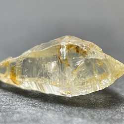 サファイアクリスタル 原石 サファイアコランダム7.53カラット ガラスボディイエローサファイア 天然原石（スリランカ）-