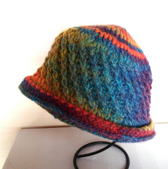 カラフルな手編みの帽子（イタリア製の毛糸） 1枚目の画像