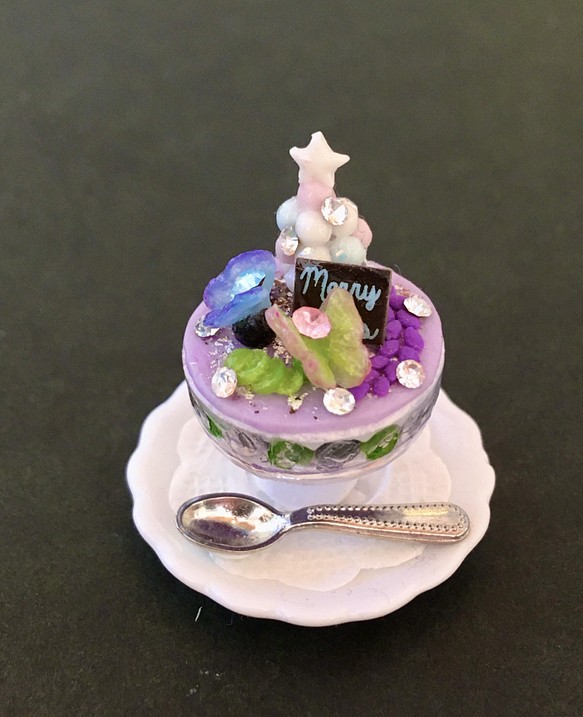 【キラキラ】ミニチュアパフェ紫　蝶　ぶどう　藤の花　ビジュー 1枚目の画像