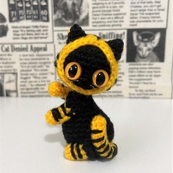 とらフードの黒猫*あみぐるみ♡キーホルダー・ストラップ・ボールチェーン☆受注製作品 1枚目の画像