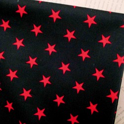 コットンツイル　星☆彡プリント柄　　ブラック地レッド星柄　1600-72 1枚目の画像