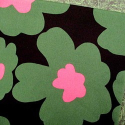 コットンツイルプリント　うにっ子（花柄）黒地グリーン花柄　1500-73 1枚目の画像