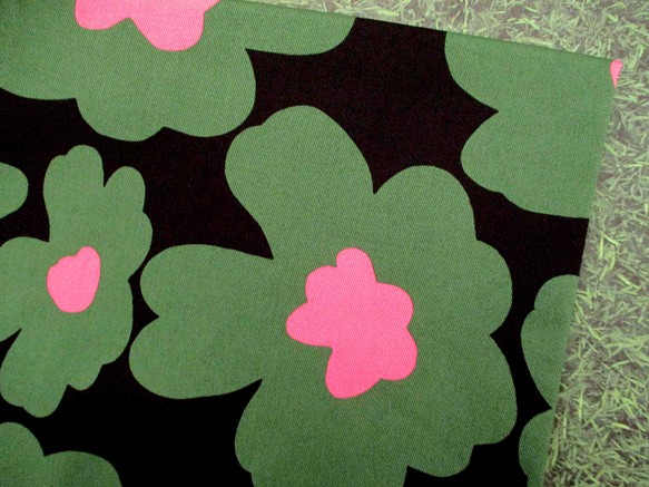 コットンツイルプリント　うにっ子（花柄）黒地グリーン花柄　1500-73 1枚目の画像