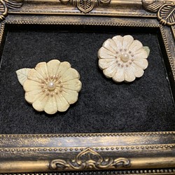 陶器の白いお花ブローチ 1枚目の画像