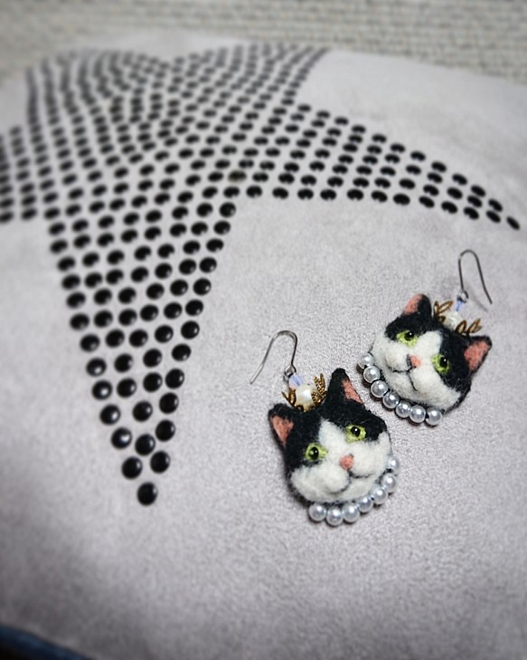 再販】白黒はちわれ猫の 刺繍 ピアス・イヤリング rsuganesha.com