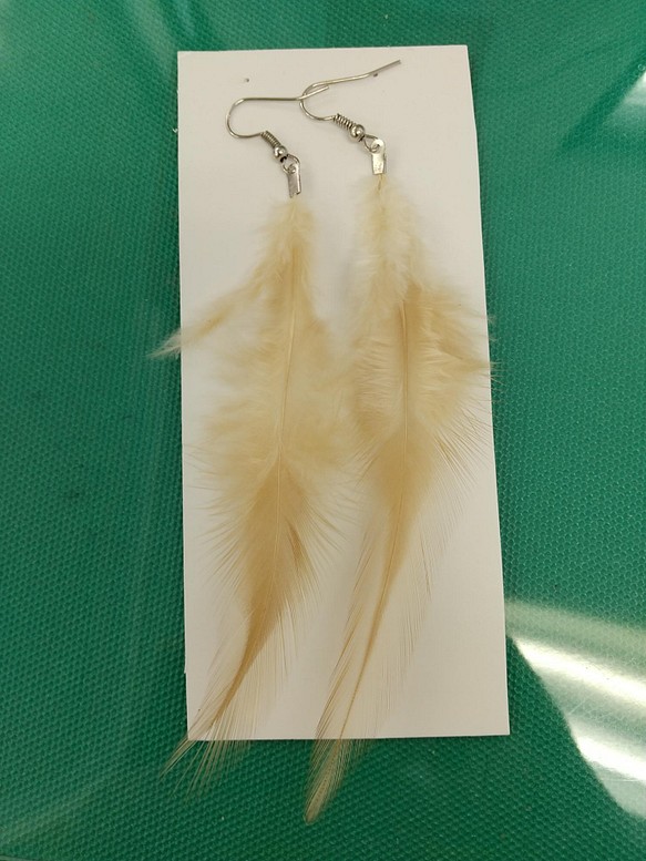 ベージュの羽のシルバーフックピアス 1枚目の画像