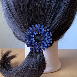 つまみ細工髪飾り丸つまみリース ブルー＆ブラウン シルク フレームピン 1枚目の画像