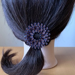 つまみ細工髪飾り丸つまみリース ブラウン＆ブルー シルク フレームピン 1枚目の画像
