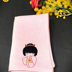 リネン手刺繍ハンカチ「着物」30cm×30cm 「ピンク」 1枚目の画像