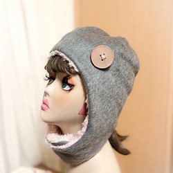 灰色柔軟保暖的毛茸茸針織飛行員帽。帶耳罩的帽子，冬天的帽子，帶耳罩的針織帽，帽子 第1張的照片