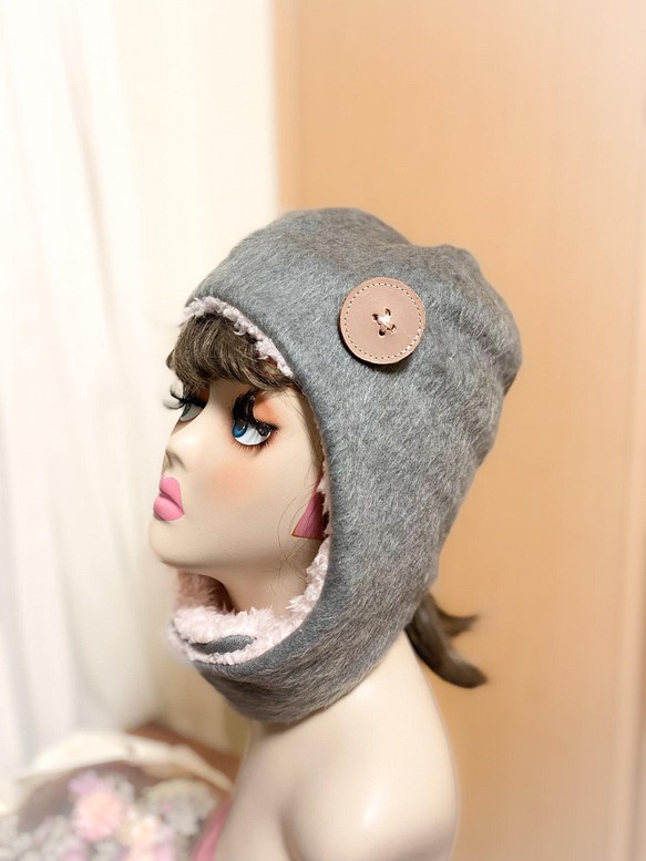 灰色柔軟保暖的毛茸茸針織飛行員帽。帶耳罩的帽子，冬天的帽子，帶耳罩的針織帽，帽子 第1張的照片