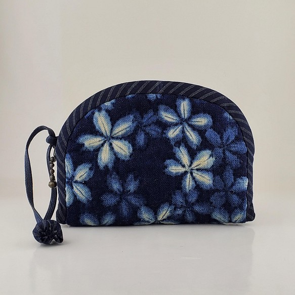 【槑の手作りバッグ】青地に小花の手縫い糸～ クラッチバッグ 手縫いバッグ 小銭入れ 1枚目の画像