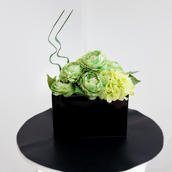 高級感あふれるギフトアレンジメント 　チューリップ　アーティフィシャルフラワー 造花 贈り物 カフェ 受付に 1枚目の画像