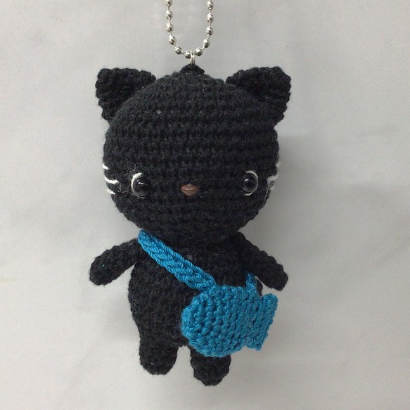 お魚かばんを持った黒猫ちゃん　あみぐるみ 1枚目の画像