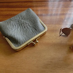 真鍮製がま口のヌメ革財布（グレー） 1枚目の画像