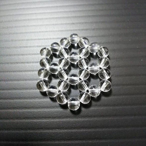 AAA天然水晶4mm玉30粒使用【ヘキサゴンマット】大きさ約3.1×2.7cm 1枚目の画像