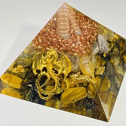 ≪受注制作≫【きんうんUP・しごとうんUP・事業拡大】ドラゴン 黄金比ピラミッド型 オルゴナイト 1枚目の画像