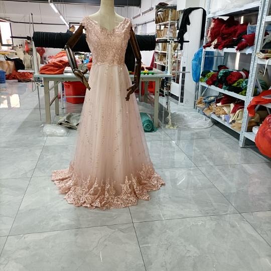 ウエディングドレス 上品に華やかさを演出ドレス キラキラレース　くすみピンク 1枚目の画像