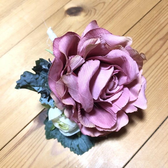 【アートフラワー】大きなピンクのバラのコサージュ 1枚目の画像