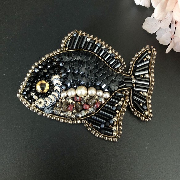 ビーズ刺繍ブローチ～魚 1枚目の画像