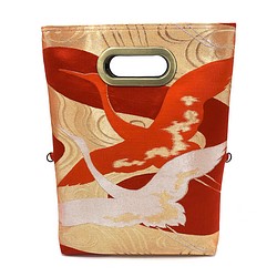 クラッチバッグ  くり抜きハンドル付(メタル） 正絹　袋帯　鶴紋様　(朱赤金系・朱赤色)　 1枚目の画像