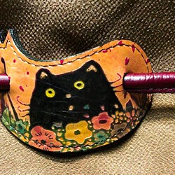 猫のデザイン　CATWALK OIKAWA アートレザークラフト　蝶猫　髪留め 1枚目の画像