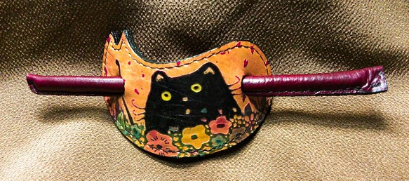 猫のデザイン　CATWALK OIKAWA アートレザークラフト　蝶猫　髪留め 1枚目の画像