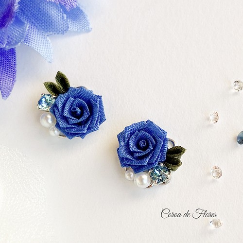 サファイアブルーの薔薇とビジューのピアス/イヤリング つまみ細工