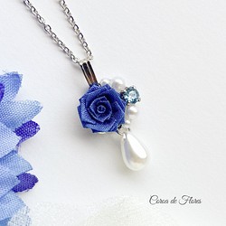 サファイアブルーの薔薇とゆれるパールのネックレス　つまみ細工　正絹羽二重　シルク 1枚目の画像