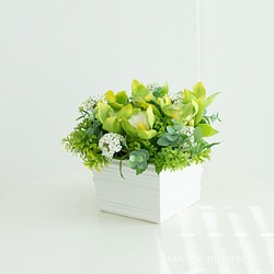 高級感あふれるギフトアレンジメント 　グリーン　アーティフィシャルフラワー 造花 贈り物 カフェ 受付に 1枚目の画像