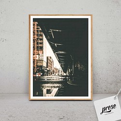 都会の高架橋を映す水たまり、ブルックリン 1枚目の画像