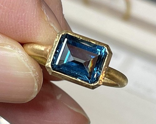 ロンドンブルートパーズ オクタゴンカット 3.0ct シンプルな伏せ込み